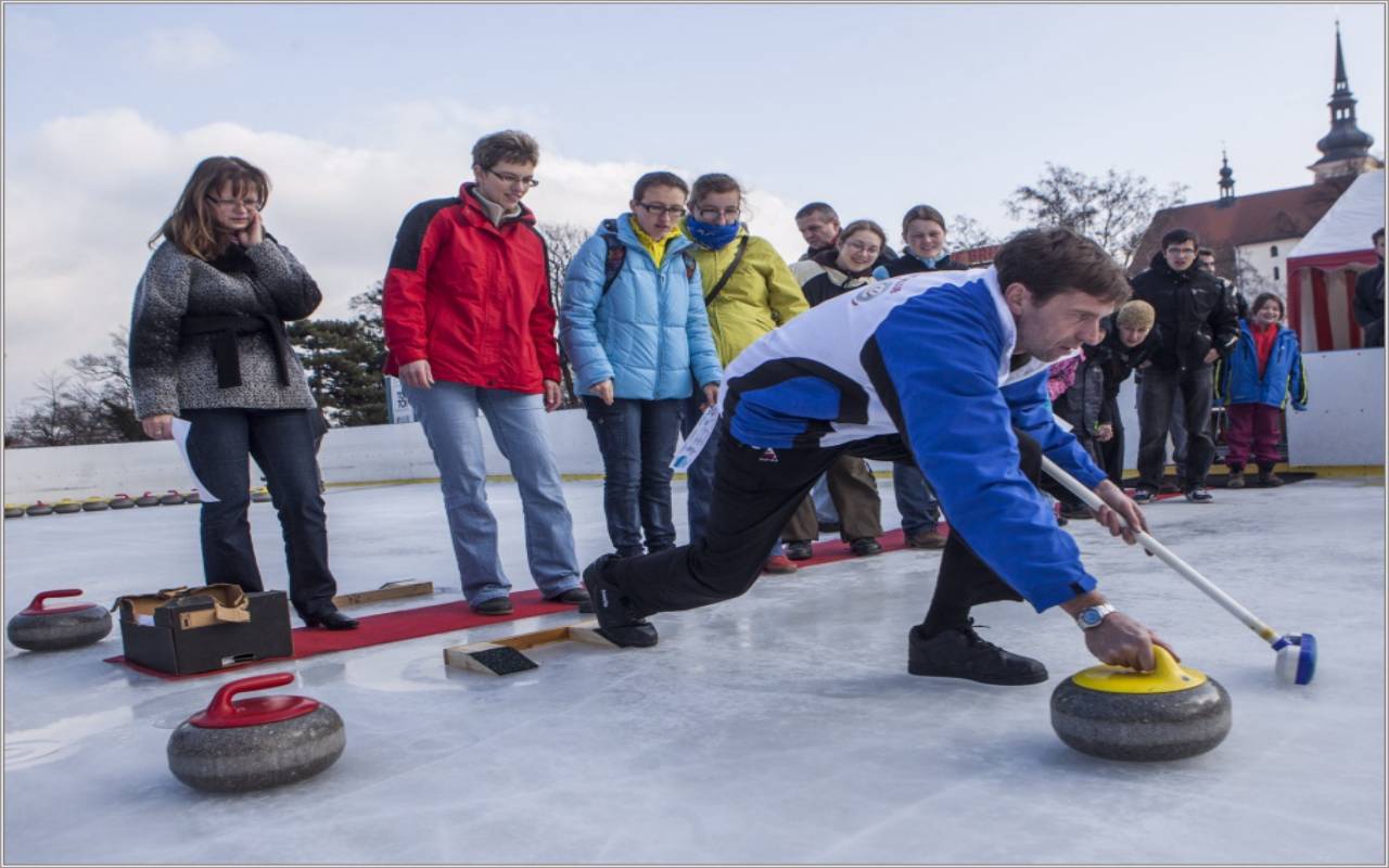 CURLINGOVÁ DRÁHA BRNO (2015) CURLINGOVÁ DRÁHA BRNO (2015)